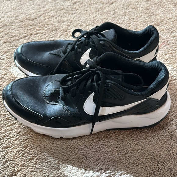 Nike - Picture 3 of 5